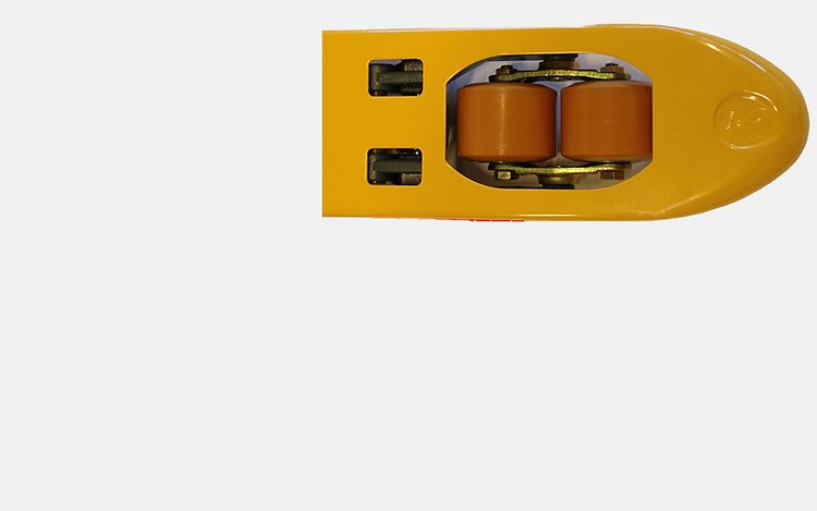 Närbild på en gaffel med boogiehjul på en pallyftare från Jungheinrich.