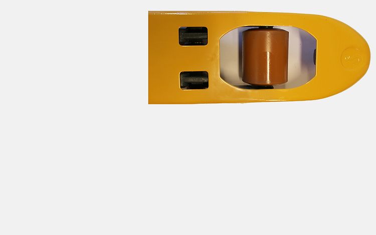 Närbild på gaffeln på en pallyftare från Jungheinrich med enkelhjul.