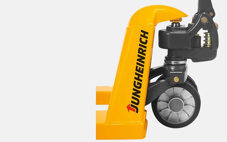 Närbild på Pallyftare från Jungheinrich med gummihjul.