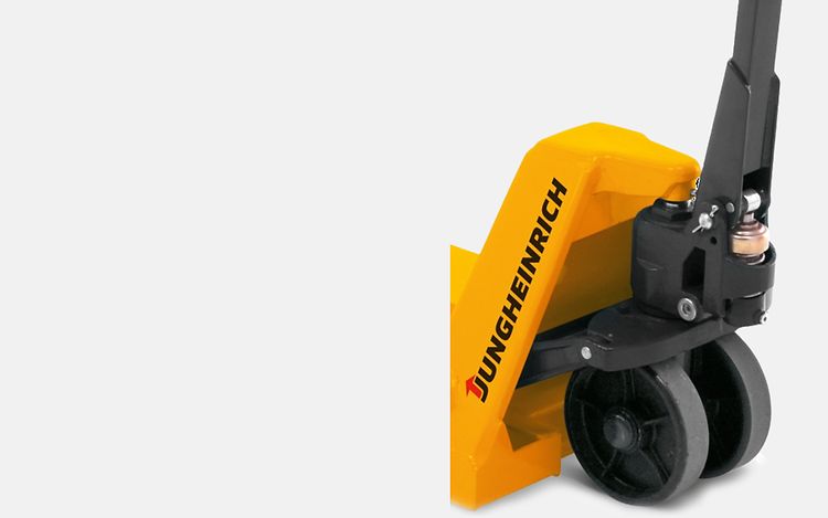 Närbild på Pallyftare från Jungheinrich med nylonhjul.