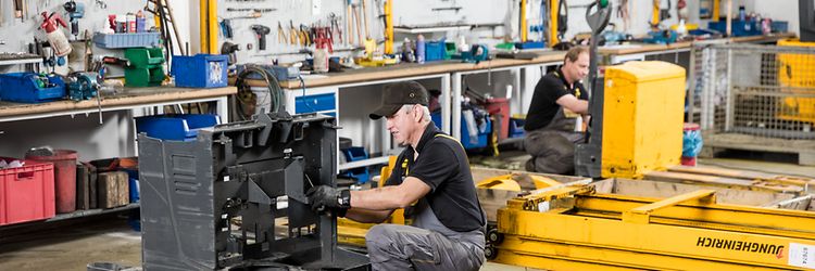 Serviceteknikere reparerer palleløfter 