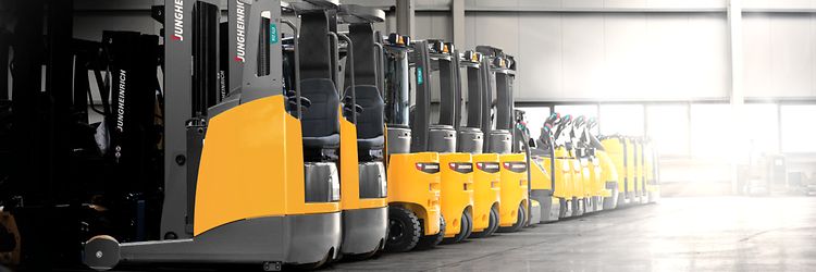 Brugt gaffeltruck står på række på et lager