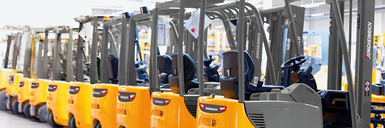 Brugt gaffeltruck på række på et lager 