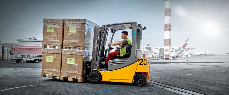 Jungheinrich brugt gaffeltruck med palle i lufthavn 