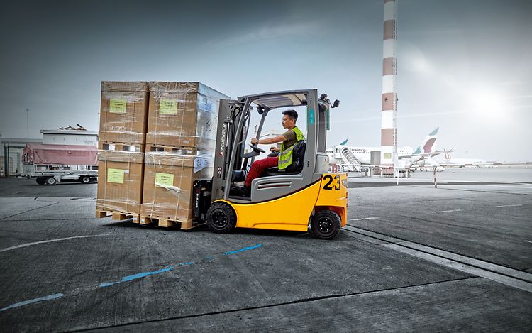 Jungheinrich brugt gaffeltruck med palle i lufthavn 