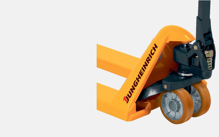 Närbild på pallyftare från Jungheinrich med Vulkollan polyuretan hjul.