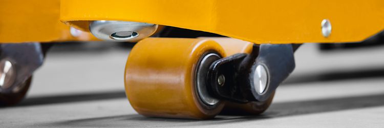 Närbild på hjul på en ledtruck från Jungheinrich.