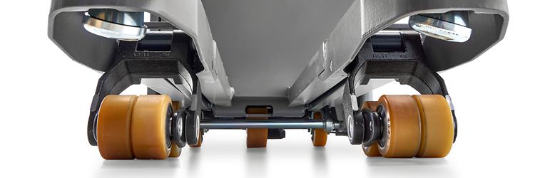 Närbild på hjul på en ledtruck från Jungheinrich.