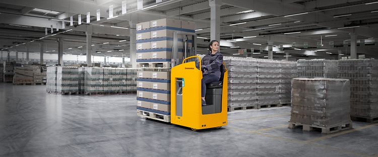 Staplare ESD 220 från Jungheinrich transporterar varor på ett lager.