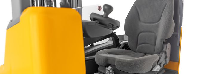 Truckstol i en skjutstativtrucken ETV214i från Jungheinrich. 