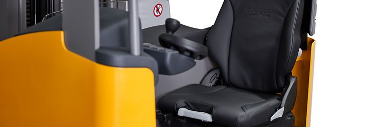 Truckstol med läderklädsel och värme i Jungheinrich skjutstativtruck ETV216.