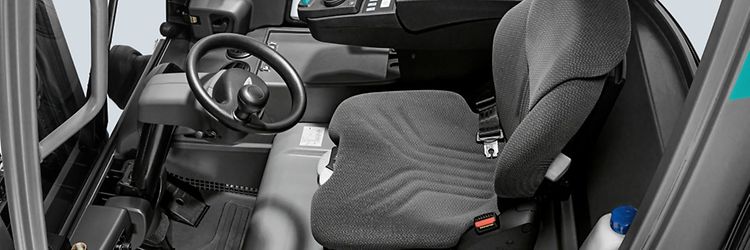 Förarhytten med stol i Jungheinrich motviktstruck EFG 320.