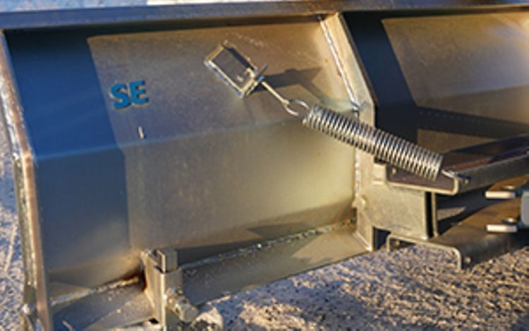 Fjærende blad på snøplog