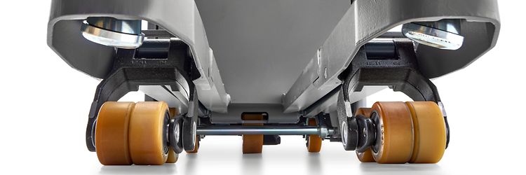  Nærbillede af hjulene på en elektrisk truck fra Jungheinrich.