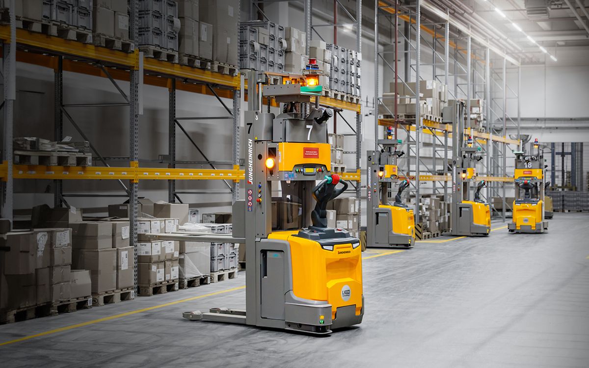 Hama Machine Mobile robotter muliggør automation hos Hama | Jungheinrich
