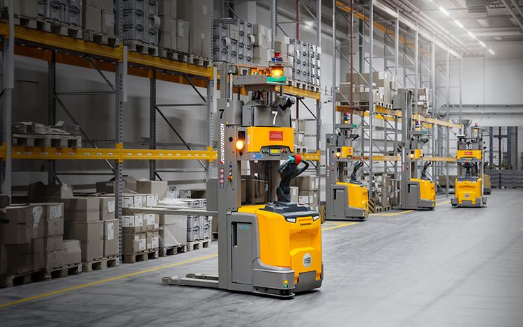 Jungheinrich mobile robotter (AGV'er) kører på HAMA's lager