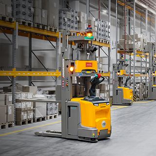 Jungheinrich mobile robotter (AGV'er) kører på HAMA's lager