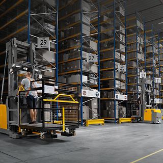 Medarbejder kører på reach truck på lager hos Wardow