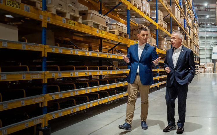 To medarbejdere på lager hos Brose