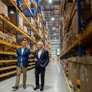 Article pilier - Qu'est-ce qu'un AGV : Comprendre les bases des Véhicules à Guidage Automatique