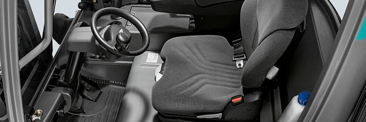 Førerhus med stol i Jungheinrich gaffeltruck EFG 320.