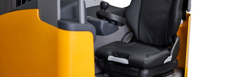 Truckstol med læderbetræk og varme i Jungheinrich reach truck ETV216.