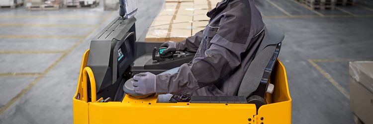 Jungheinrich stabler ESE533 køres af en operatør.