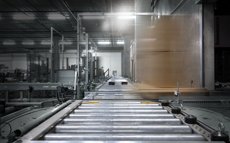 Automaattinen kuljetinjärjestelmä ja hyllystöhissi