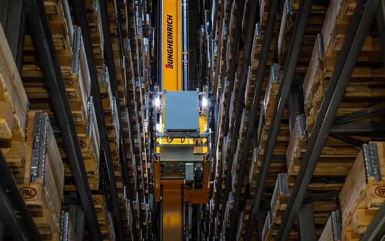 Automaattinen lavojen yllystöhissi