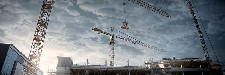 Leje af gaffeltruck hos Jungheinrich bliver hejst i kran