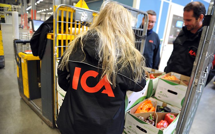 Kvinde fra ICA Borlänge plukker varer med Jungheinrich truck