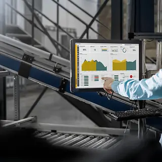 WMS_Mood_EN_Screen-at-a-conveyor-system_[MAM-41373].webp