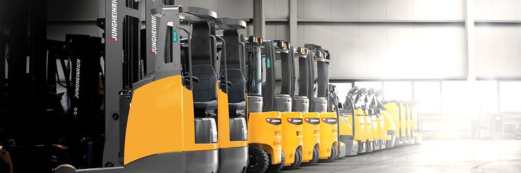Jungheinrich rekonditionerade begagnade truckar i en lång rad.