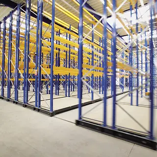 Verschieberegal_Studio_--_Powered-Mobile-racking-system_[MAM-12252].webp