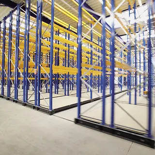 Verschieberegal_Studio_--_Powered-Mobile-racking-system_[MAM-12252].webp