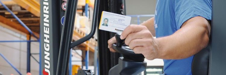 Truckfører viser sit truckkort