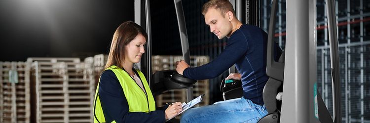 Truckfører tager truckkursus i Jungheinrich truck