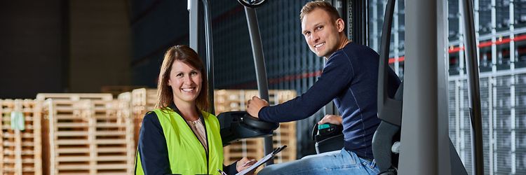 Mand får oplæring af kørsel i Jungheinrich truck