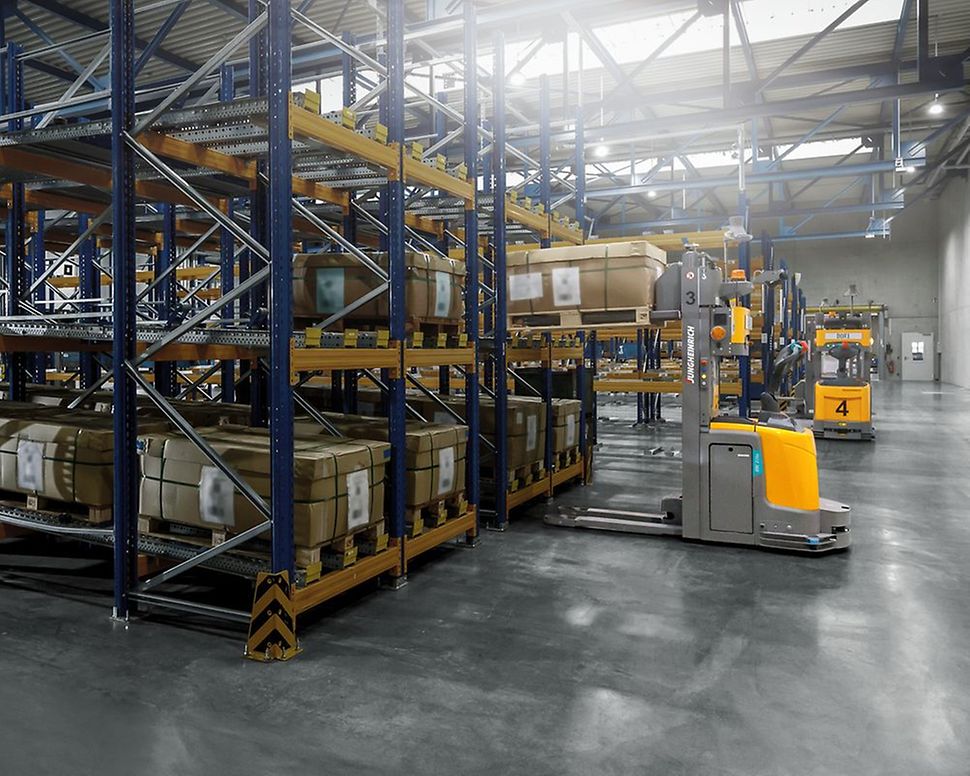 Bild på lagerautomation med agv från Jungheinrich