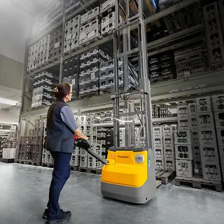 EJC-1i_Operation_--_EJC-110i-Hoch-Einlagern_[MAM-64033].webp