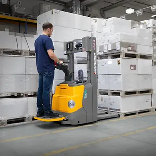 ERC-1i_Operation_--_ERC-112i-pallet-pick-up_[MAM-64794].webp
