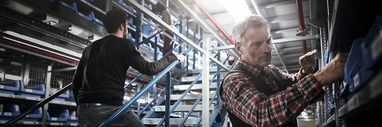 Personale på lager plukker varer fra reoler fra Jungheinrich