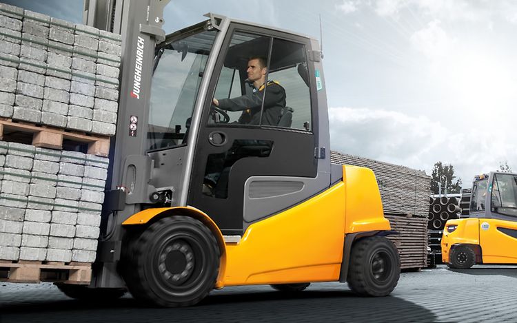 Truck med lithium-ion batteri arbejder i byggecenter