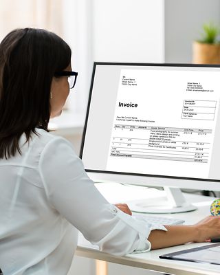 Woman at work (63798)