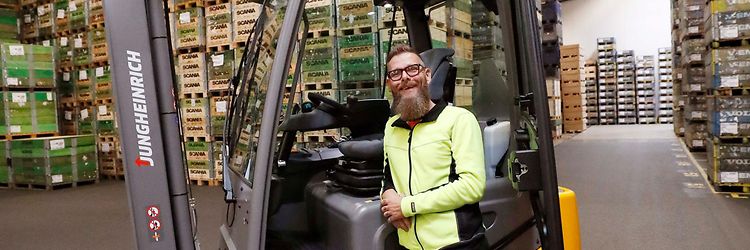 Andreas fra Plasman foran Jungheinrich truck