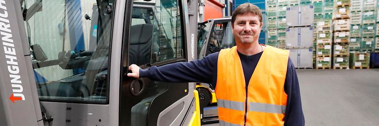 Daniel Sigmund fra Plasman foran Jungheinrich truck