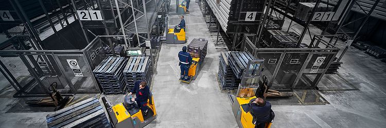 Truckførercertifikat: Personer kører i Jungheinrich trucks på lager