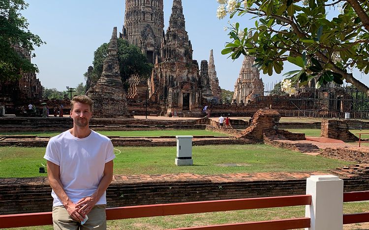 Timo Oettken in front of a temple in Thailand 