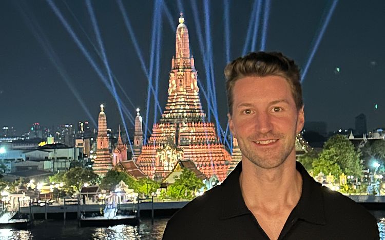 Timo Oettken in front of a temple in Thailand at night