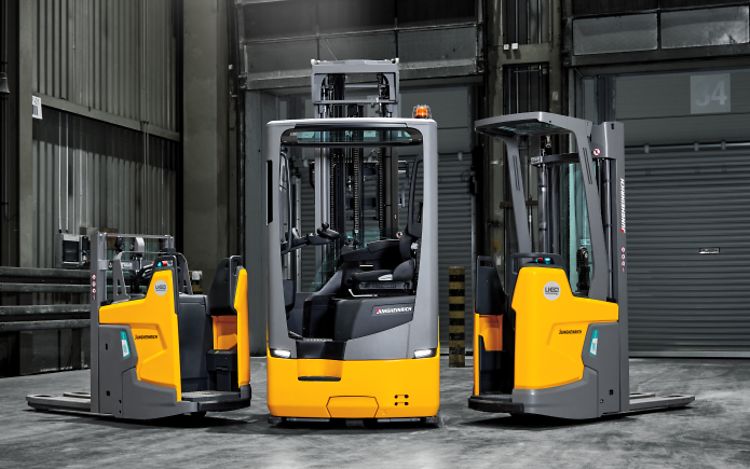 Tre truckar från Jungheinrich med integrerat litiumjonbatteri.